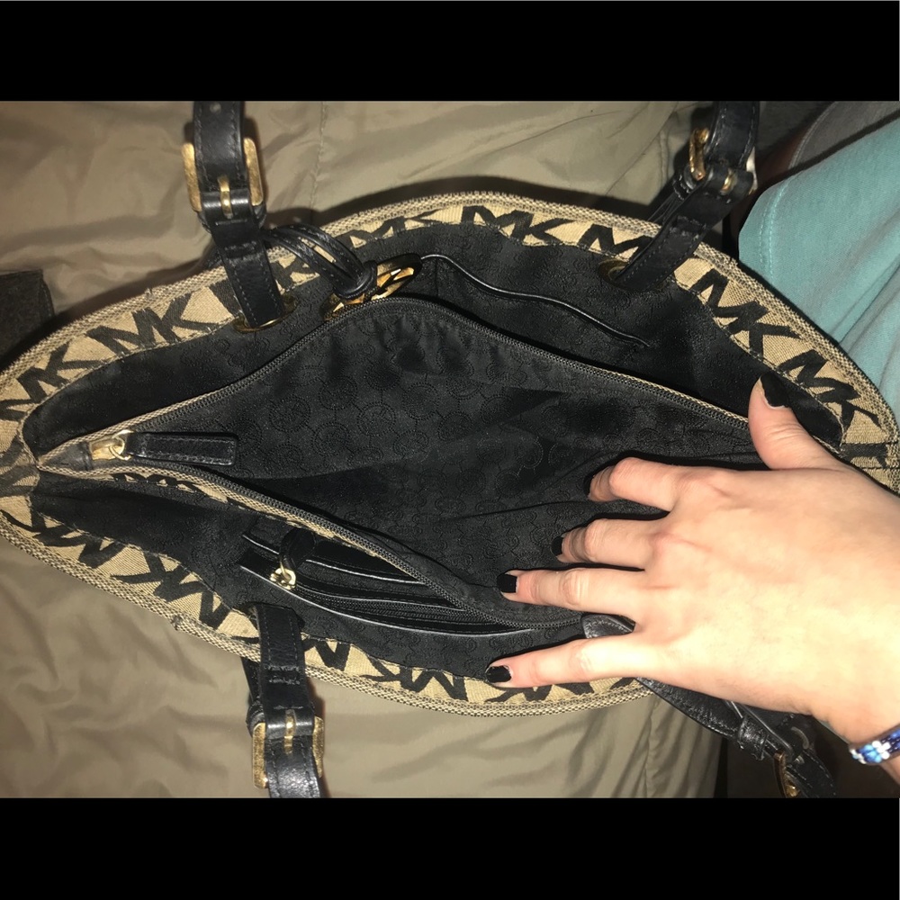 Mk women’s bag barely used - Picture 3 of 5